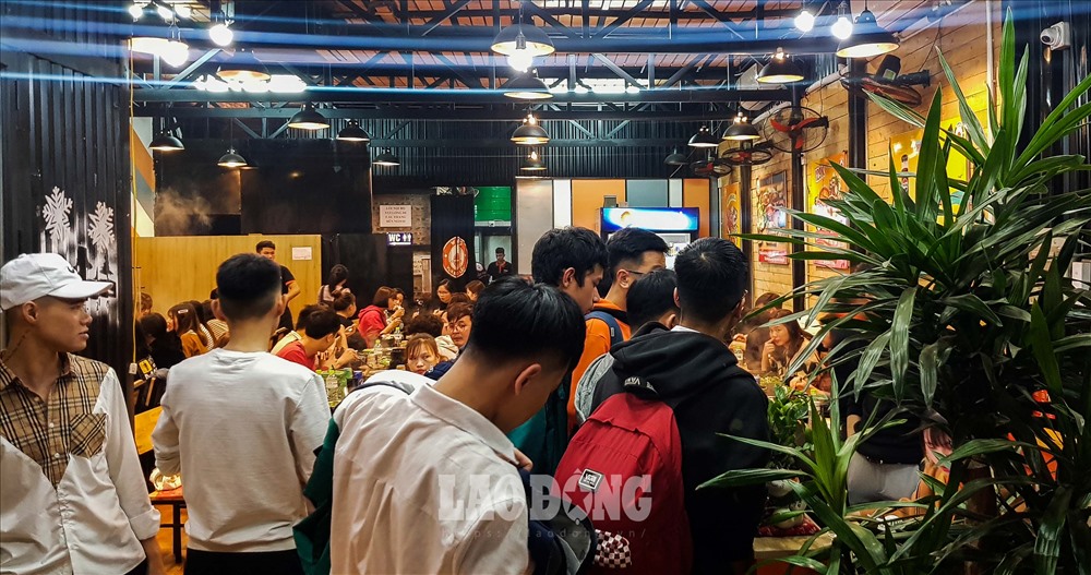 Nhiều người chấp nhận đứng chờ nửa tiếng để được sắp bàn ăn. Ảnh: Phan Anh