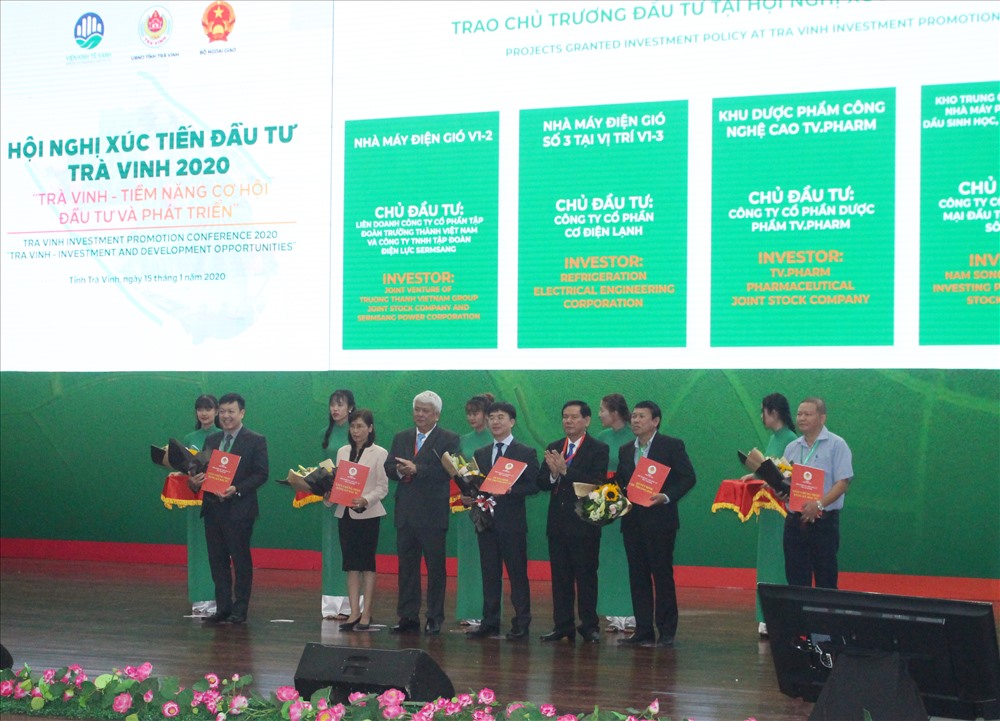 Lãnh đạo tỉnh Trà Vinh giấy chứng nhận đầu tư cho 5 dự án trọng điểm trên địa bàn