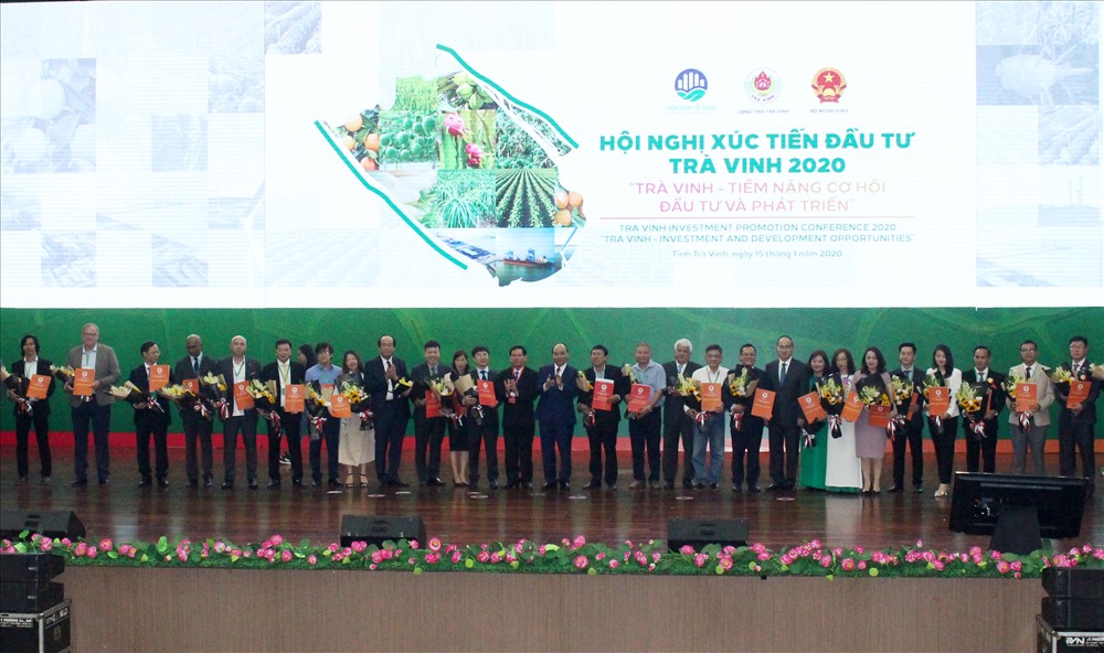 Thủ tướng chụp ảnh lưu niệm cùng các nhà đầu tư tại lễ trao biên bản ghi nhớ cho 17 dự án đầu tư ở Trà Vinh