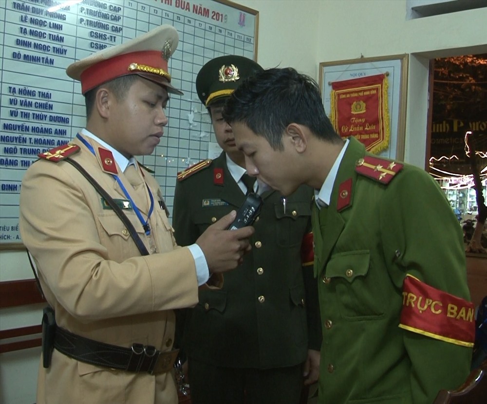 Kiểm tra nồng độ cồn đối với những CBCS đang trong ca trực. Ảnh: NT