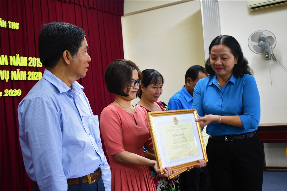 Trao cờ thi đua và bằng khen của Tổng LĐLĐVN cho các cá nhân và tập thể vì có thành tích xuất sắc. Ảnh: Thành Nhân