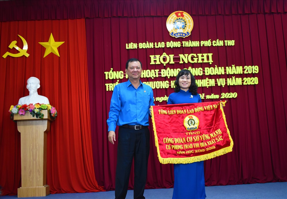 Trao cờ thi đua và bằng khen của Tổng LĐLĐVN cho các cá nhân và tập thể vì có thành tích xuất sắc. Ảnh: Thành Nhân