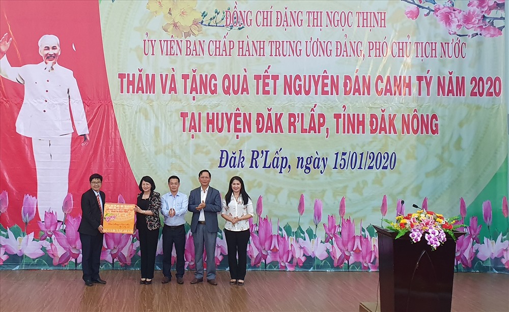 Phó Chủ tịch nước Đặng Thị Ngọc Thịnh đã trao 100 suất quà đến các gia đình chính sách, cán bộ lão thành cách mạng cùng nhiều học sinh trên địa bàn Đắk Nông. Ảnh: LX