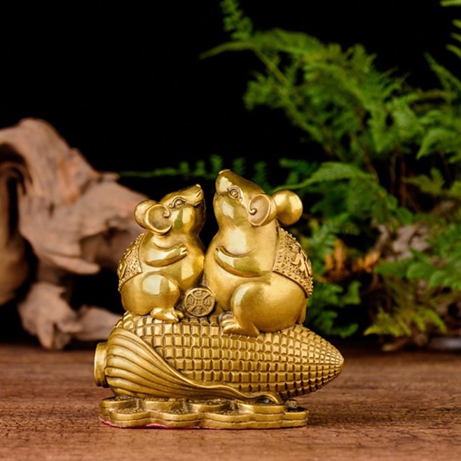 Hình chuột vàng ngồi trên bắp ngô căng mẩy tượng trưng cho sự no đủ.