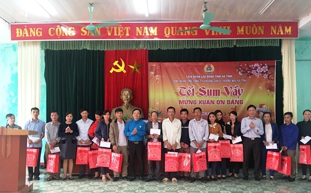 công nhân lao động may mắn nhận quà trúng thưởng