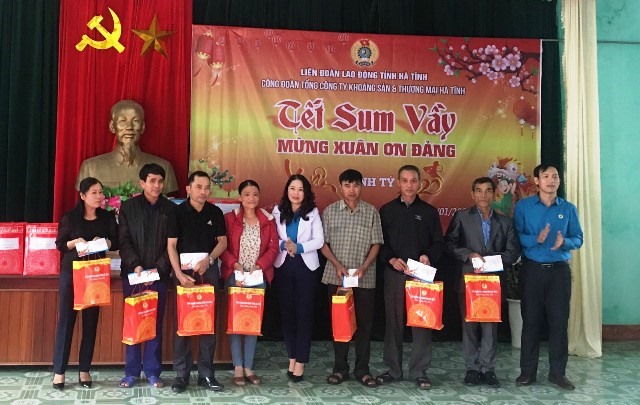 Trao quà của LĐLĐ tỉnh Hà Tĩnh