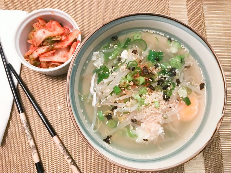 Canh giá đỗ Kongnamul Gukbap. Ảnh: Bloomberg.