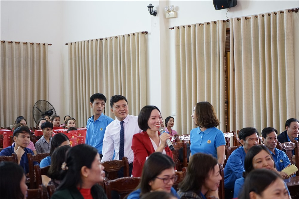 Một công nhân trả lời đúng được nhận phần quà. Ảnh: QĐ