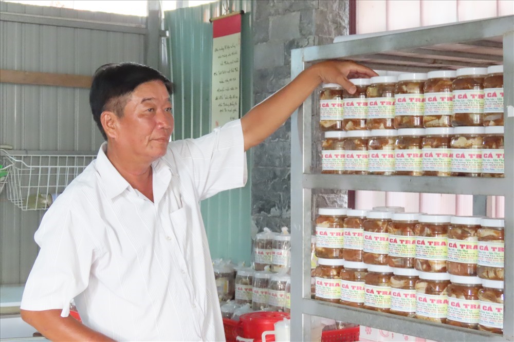 Ông Út Anh đang giới thiệu sản phẩm. Ảnh: S.H