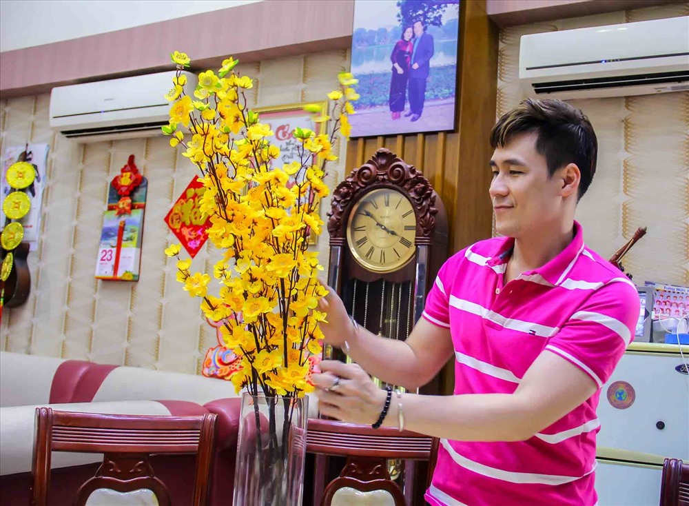 Là mẫu người chỉn chu, Khánh Phương cũng luôn tự tay trang trí, chuẩn bị Tết cho cả gia đình.