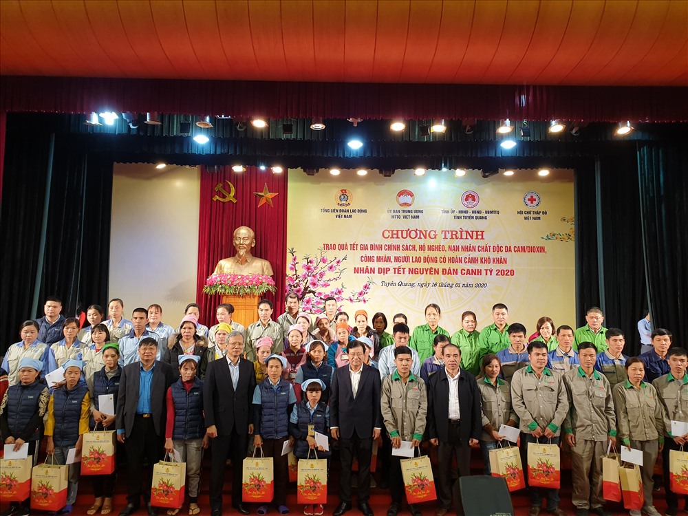 Phó Thủ tướng Trịnh Đình Dũng và Phó Chủ tịch TLĐLĐVN Phan Văn Anh trao quà và chúc tết công nhân lao động tỉnh Tuyên Quang. Ảnh: Tùng Giang.