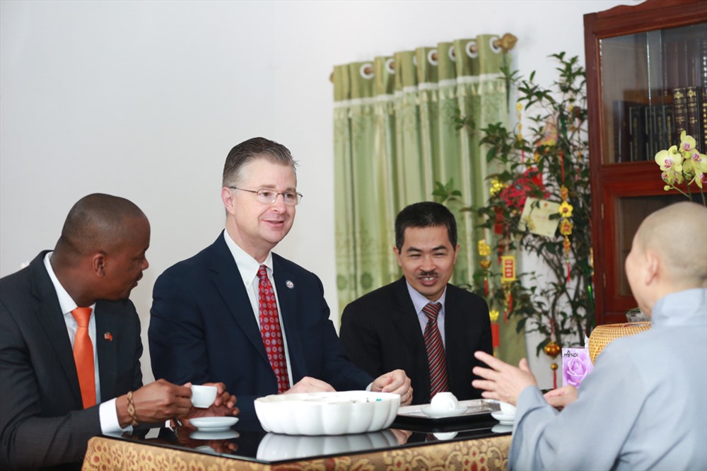 Đại sứ Mỹ tại Việt Nam cùng trò chuyện với sư trụ trì chùa Kim Liên. Ảnh: Hải Nguyễn.