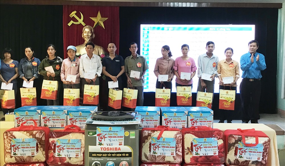 LĐLĐ huyện Duy Xuyên trao quà Tết sum vầy cho đoàn viên có hoàn cảnh khó khăn.