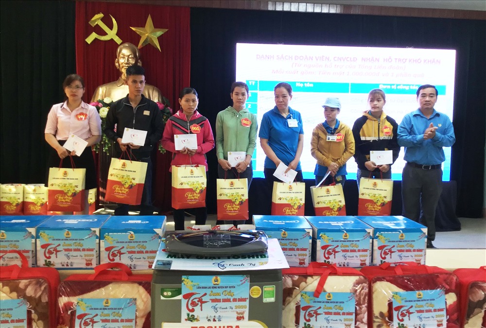 LĐLĐ huyện Duy Xuyên trao quà Tết sum vầy cho đoàn viên có hoàn cảnh khó khăn.