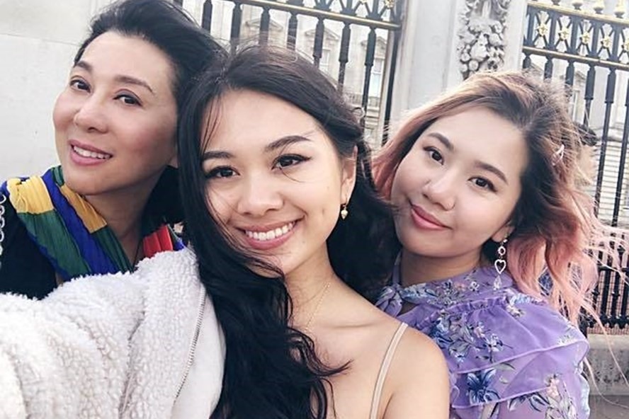 MC Nguyễn Cao Kỳ Duyên và hai cô con gái. Ảnh: FB
