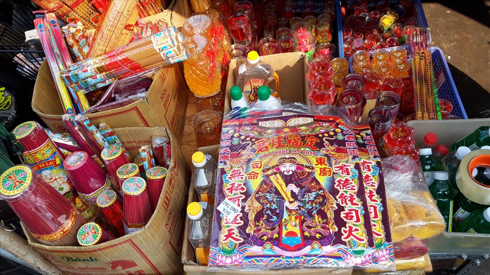 Các mặt hàng cúng ông Công, ông Táo truyền thống được nhiều người dân chọn mua. Ảnh TK.