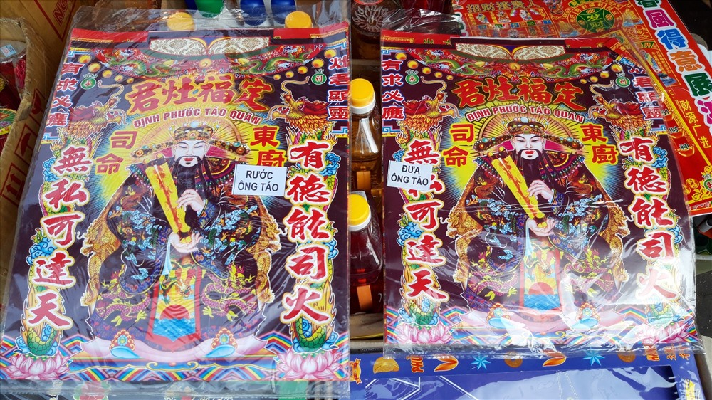 Bộ đồ lễ đưa và đón ông Công, ông Táo được nhiều người dân chọn mua nhất. Ảnh TK.