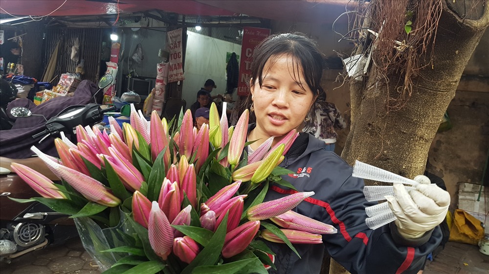 Hoa tươi ngày 22 tháng Chạp không khác mấy so với ngày thường vì nguồn cung dồi dào. Ảnh: Kh.V