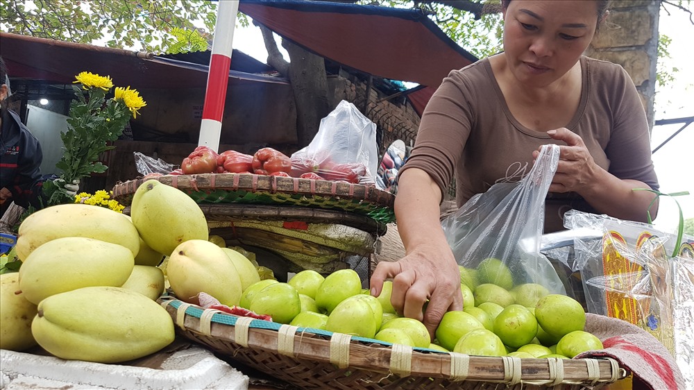 Giá hoa quả chỉ tăng 5.000đồng/kg so với ngày thường. Ảnh: Jh.V