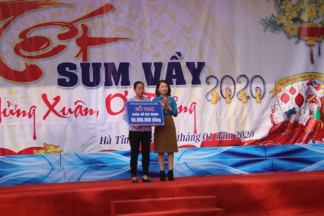 Công đoàn ngành Giáo dục Hà Tĩnh trao tiền hỗ trợ cho đại diện gia đình con cô Thủy
