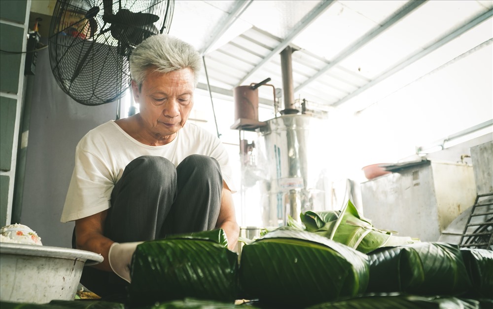 Những ngày này, ông và những người trong gia đình phải làm luôn tay, không nghỉ trưa mới kịp ra bánh để chở đi phân phối. Có ngày làm cả nghìn chiếc bánh.