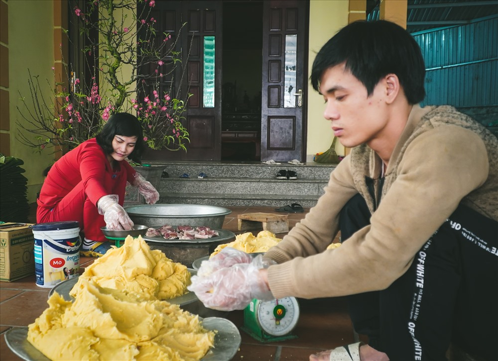Gia đình ông Bảy phối hợp nhịp nhàng mỗi người một công đoạn. Gói bánh chưng không khó nhưng phải tỉ mỉ, kĩ càng từng công đoạn thì mới có thể cho ra là những chiếc bánh chưng chất lượng nhất.