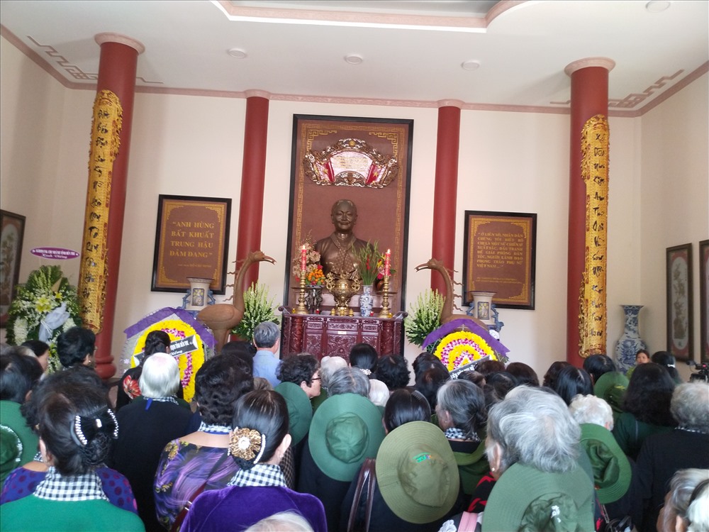 Dâng hương lên Nữ tướng Nguyễn Thị Định. Ảnh: K.Q