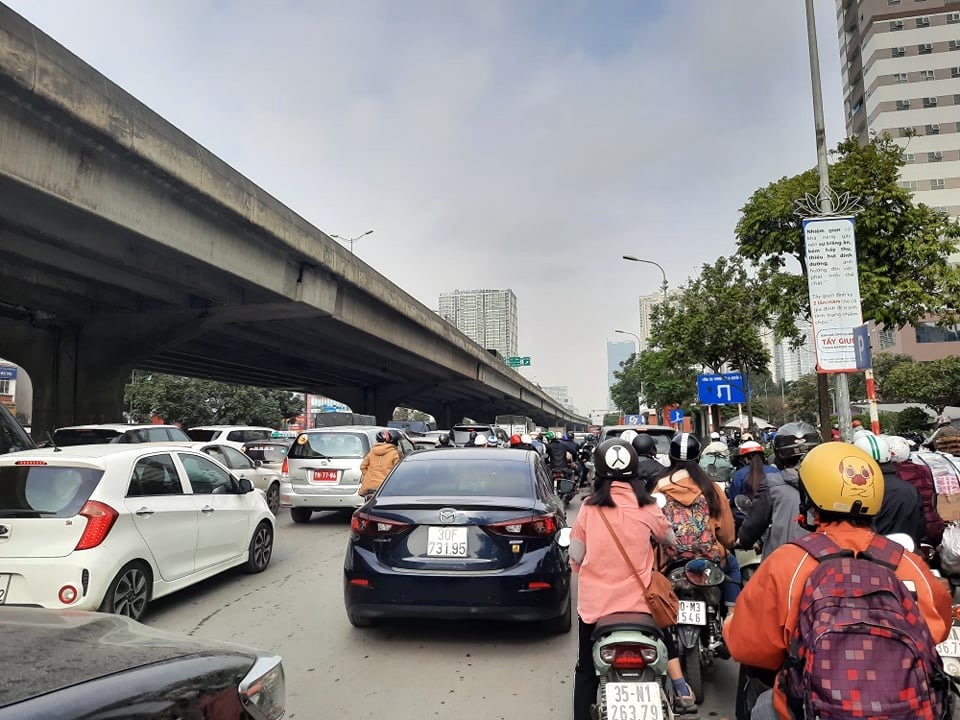 Các phương tiện di chuyển khó khăn lúc 10h sáng 16.1 tại đường Khuất Duy Tiến. Ảnh PV