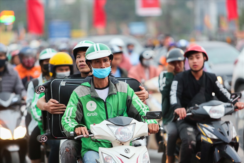 những ngày này, lượng xe vận chuyển đồ tết, cây cảnh hoạt động nhiều và liên tục là một trong những nguyên nhân gây tắc đường nghiêm trọng.