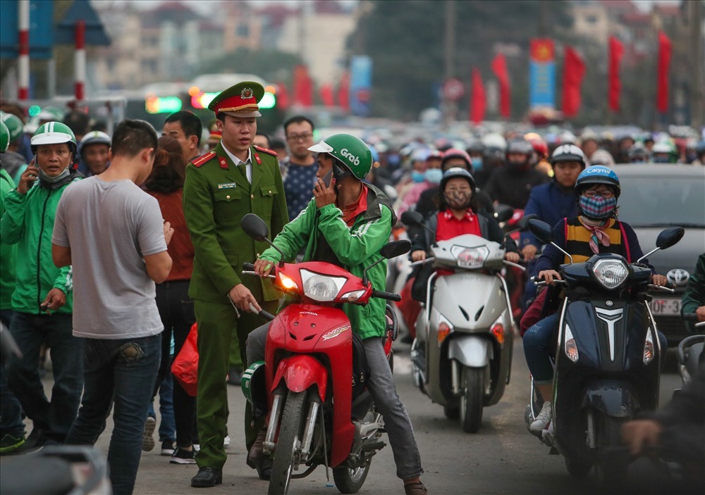 xuống đường hỗ trợ cảnh sát giao thông phân luồng tránh kẹt xe