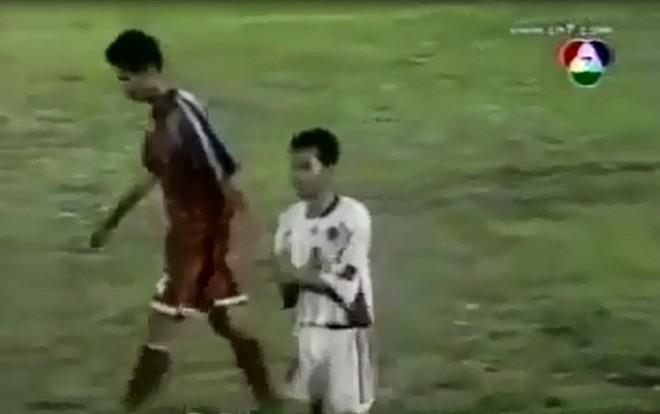 Effendi vỗ tay ăn mừng khi đá phản lưới nhà.
