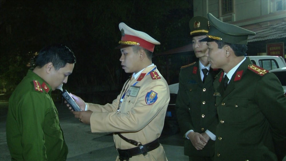 Ngoài việc kiểm tra nồng độ cồn đối với các trường hợp điều khiển phương tiện tham gia giao, Công an tỉnh Ninh Bình còn thành lập Đoàn kiểm tra đặc biệt để kiểm tra nồng độ cồn đối với các CBCS trong toàn lực lượng. Ảnh: NT