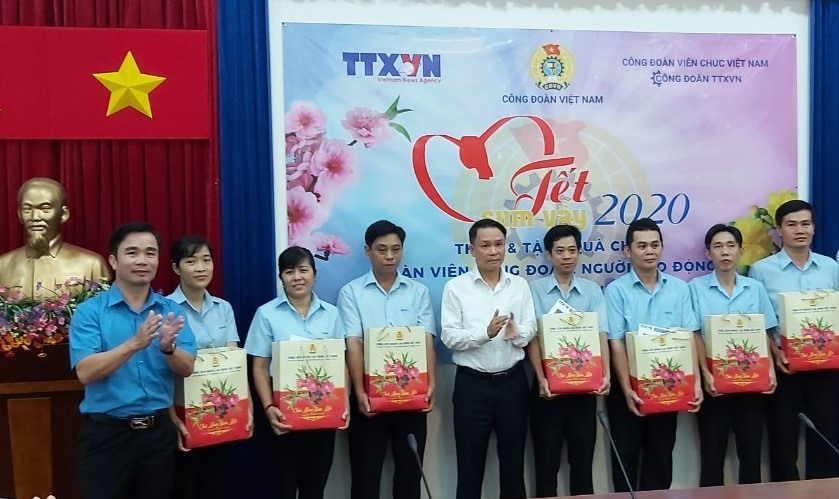 Các CNLĐ có hoàn cảnh khó khăn của ITAXA nhận quà của Tổng LĐLĐVN. Ảnh Nam Dương