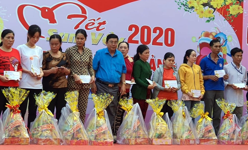200 phần quà đến với 200 công nhân có hoàn cảnh khó khăn tại “Tết Sum vầy” Cà Mau (ảnh Nhật Hồ)