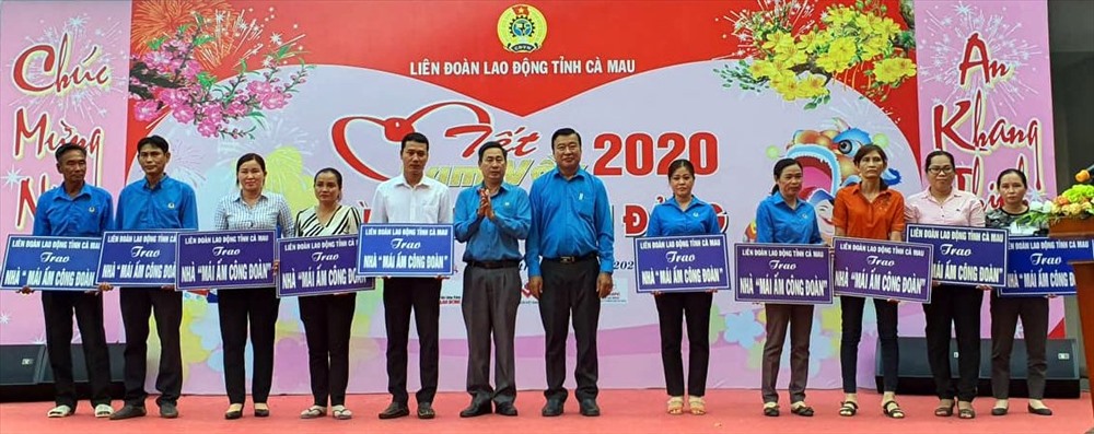 10 Mái ấm Công đoàn được trao cho 10 đoàn viên công đoàn khó khăn về nhà ở (ảnh Nhật Hồ)