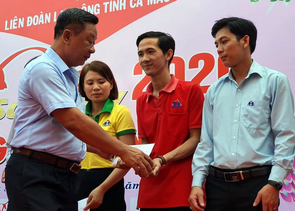 Đồng chí Hồ Trung Việt, Trưởng Ban tuyên giáo Tỉnh ủy Cà Mau trao quà cho công nhân (ảnh Nhật Hồ)