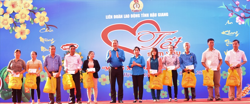 Những món quà ý nghĩa được trao đến với công nhân lao động trước Tết Canh Tý 2020. Ảnh: Thành Nhân