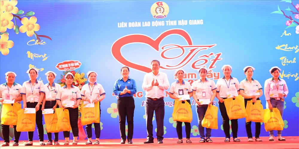 Những món quà ý nghĩa được trao đến với công nhân lao động trước Tết Canh Tý 2020. Ảnh: Thành Nhân