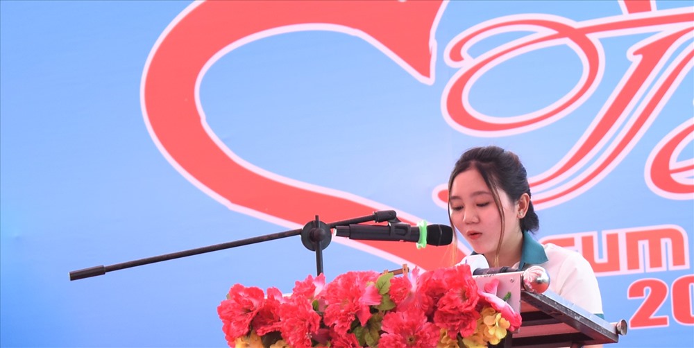 Chị Phạm Thị Diễm Mỹ - công nhân Công ty TNHH Lạc Tỷ 2 - bày tỏ cảm ơn trước tình cảm của công đoàn cho công nhân lao động. Ảnh: Thành Nhân