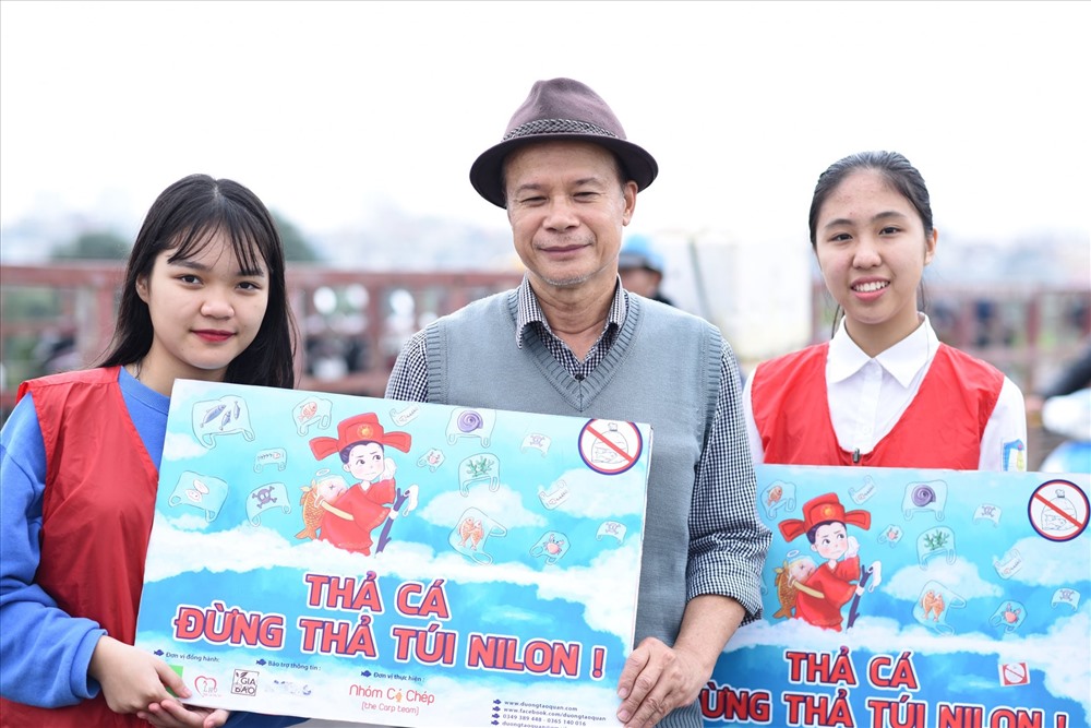 “Tôi thấy dự án của các cháu vô cùng ý nghĩa. Hoạt động này đã góp phần bảo vệ môi trường, tôi mong Đường Táo Quân sẽ tiếp tục công việc này thêm nhiều năm nữa để sông Hồng không bị ô nhiễm. Các bạn tình nguyện viên rất nhiệt tình hướng dẫn, giúp đỡ người dân thả cá và tro. Các bạn tuy còn trẻ nhưng lại có ý thức và năng động như thế này thật đáng quý“- một người dân cho biết. Ảnh: Đ.T.Q