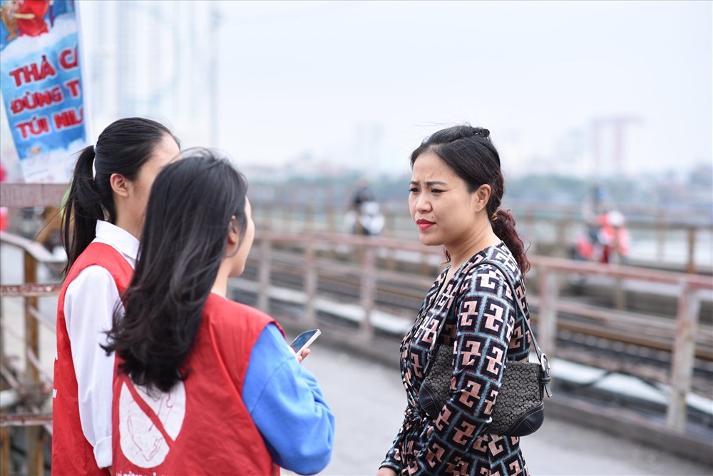 “Tôi thấy rất bất ngờ vì được giúp thả cá và tro, sự giúp đỡ của các bạn tình nguyện viên đã giúp tôi thả cá dễ hơn rất nhiều! Mục đích của các bạn là giảm thiểu túi nilon. Hà Nội đang rất ô nhiễm với nhiều bụi bẩn, rác thải nhựa đặc biệt là túi nilon và chai nhựa. Tôi mong rằng mọi người sẽ hạn chế sử dụng những vật dụng nhựa để bảo vệ môi trường“- người phụ nữ đến thả cá tại cầu Long Biên chia sẻ. Ảnh: Đ.T.Q