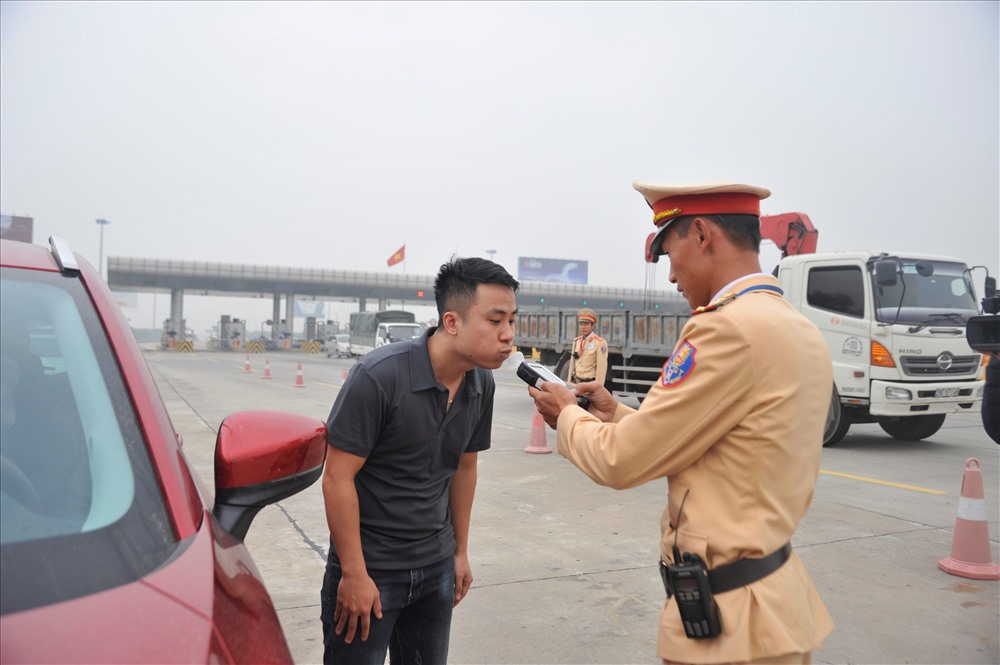 Việc kiểm tra với hành vi không vi phạm chỉ khoảng dưới 3 phút. Ảnh M.H