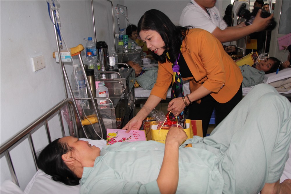 Đồng chí Đặng Thị Phương Hoa thăm (áo vàng) trao quà cho bệnh nhân đang điều trị tại Bệnh viện Ung bướu Hà Nội.