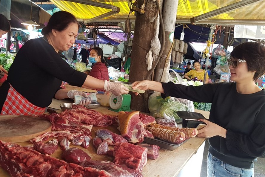 Thực phẩm, trái cây phục vụ Tết bắt đầu tăng giá