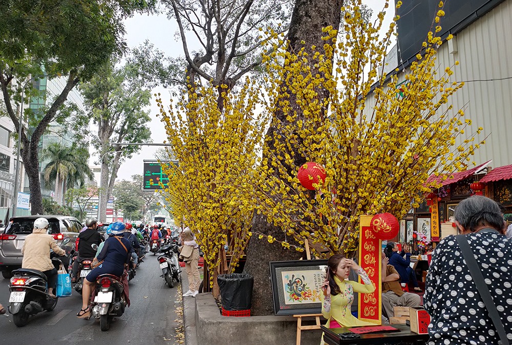 “Phố ông đồ” trở thành điểm checkin, chụp ảnh của người dân, nhưng cũng gây bất tiện và ảnh hưởng đến giao thông những ngày cận Tết (ảnh:PK).