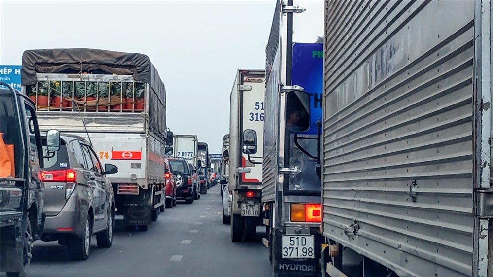 Dòng xe kẹt cứng t\kéo dài hơn 5km trên Quốc lộ 60 hướng từ Bến Tre về cầu Rạch Miễu. Ảnh: TR.N