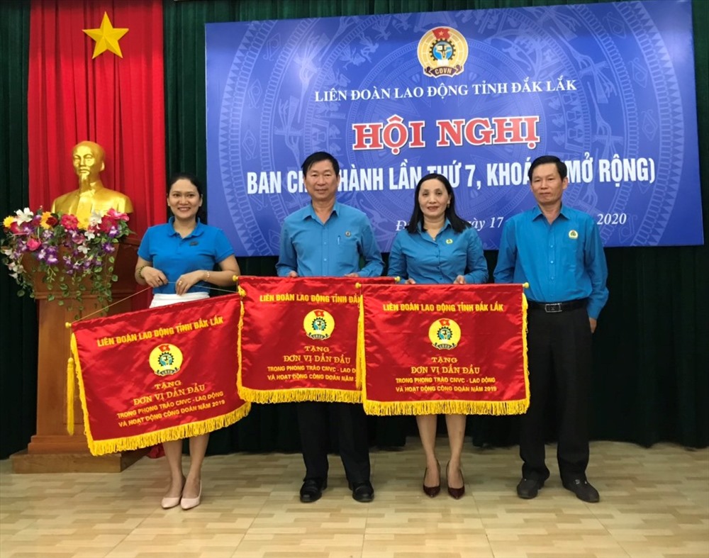 Lãnh đạo LĐLĐ tỉnh Đắk Lắk trao cờ thi đua cho các đơn vị có thành tích xuất sắc trong hoạt động Công đoàn năm 2019.