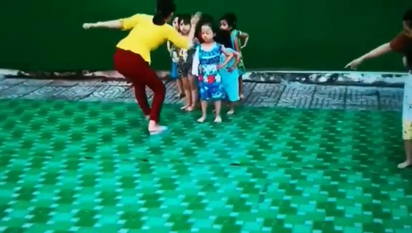 Hình ảnh giáo viên được cho là tát học sinh cắt ra từ clip