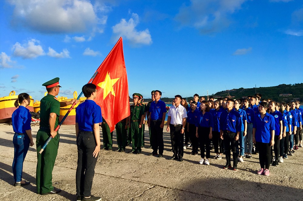 Đoàn SV tình nguyện thực hiện nghi thức chào cờ trên đảo Bạch Long Vĩ.