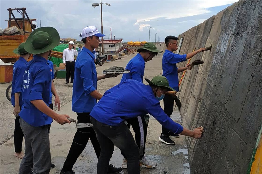Do bão táp mưa sa nơi đầu sóng ngọn gió, bề mặt bức tường bị rỗ nhiều, khiến các sinh viên phải tỉ mỉ trát xi và đánh ráp lại bề mặt.